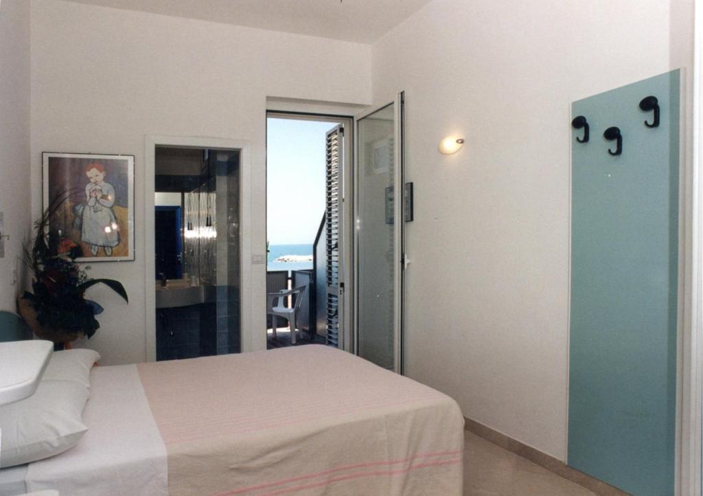 Hotel Cosmopolita Римини Стая снимка