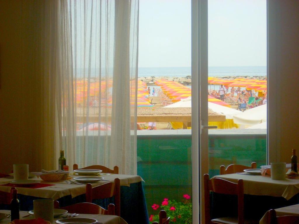 Hotel Cosmopolita Римини Екстериор снимка